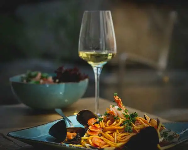 Riesling-and-lightly-spiced-noodles-sushi-and-fresh-herb-lr