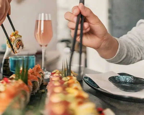 Maylander-Sparkling-Rosé-and-Sushi-lr