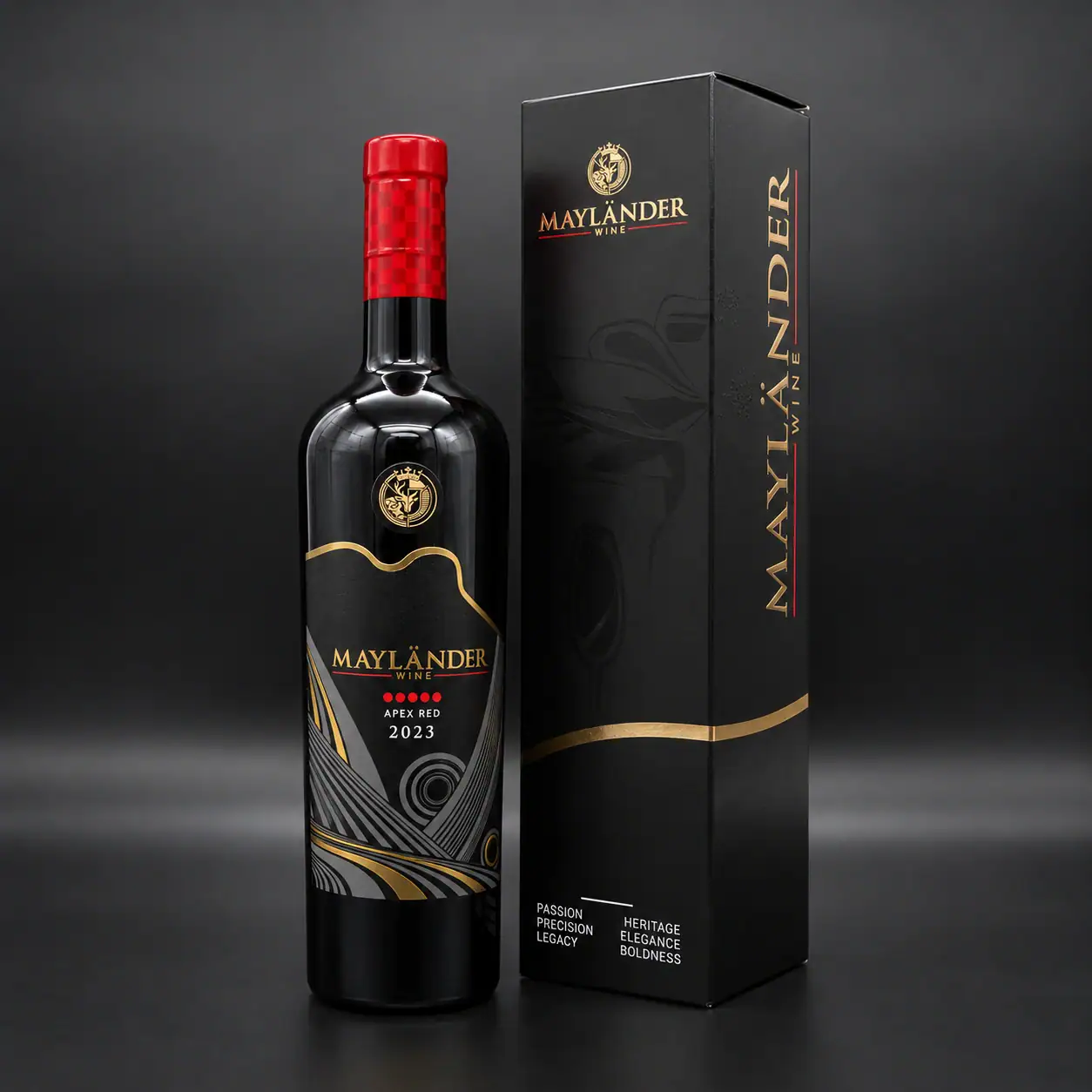 Eine Flasche Mayländer Apex Red 2023 in ihrer verschlossenen goldenen Geschenkverpackung